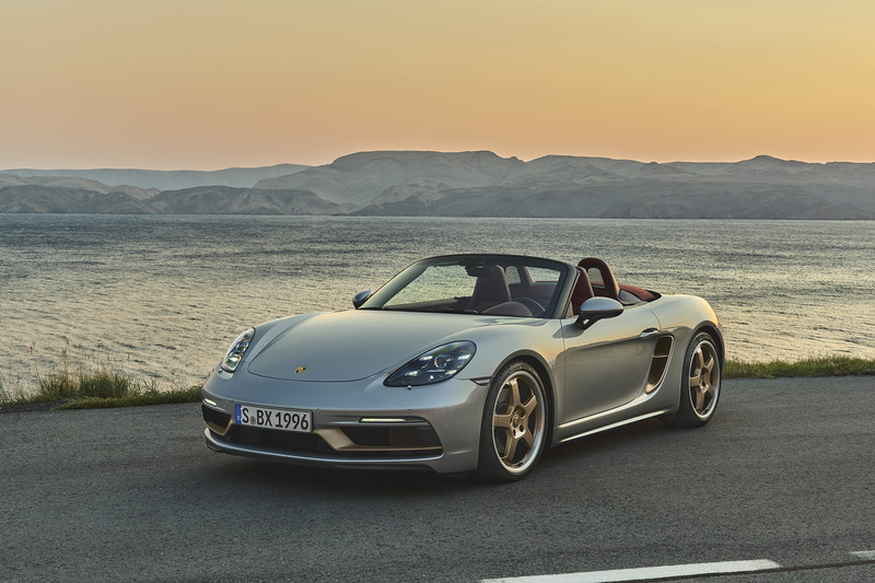 GTシルバー メタリックのボディカラーを採用するほか、銅のようなきらめく茶色「ネオジム」をサイドエアインテークやホイールなどにアクセントカラーとして用いる