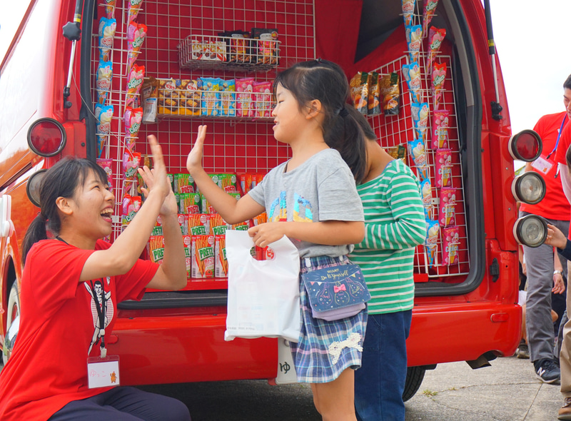 グリコワゴンの過去の活動風景。2020年は直接訪問ができないため、SNSを活用した「グリコワゴン みんなの新たなチャレンジ キャンペーン」などを実施