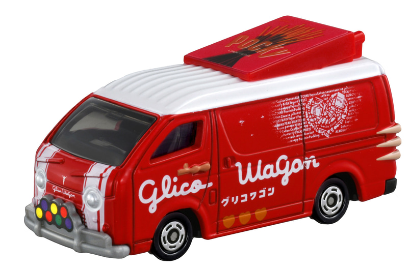大きく飛び出したルーフのポッキー箱や、ドアノブのパピコ、テールランプのジャイアントコーンなど、見ているだけでワクワクした気持ちになるグリコワゴンの特徴を再現