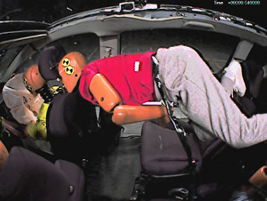 後席でもシートベルトを着用しないと危険度が高まる