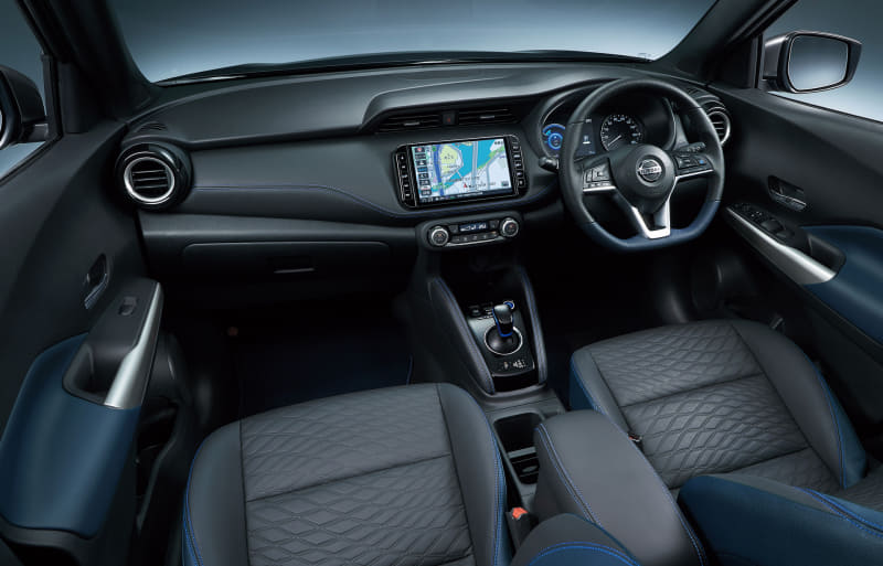 シート地には柔らかな手触りのレザレットを採用するとともに、海面の波の動きをモチーフにした模様が与えられる