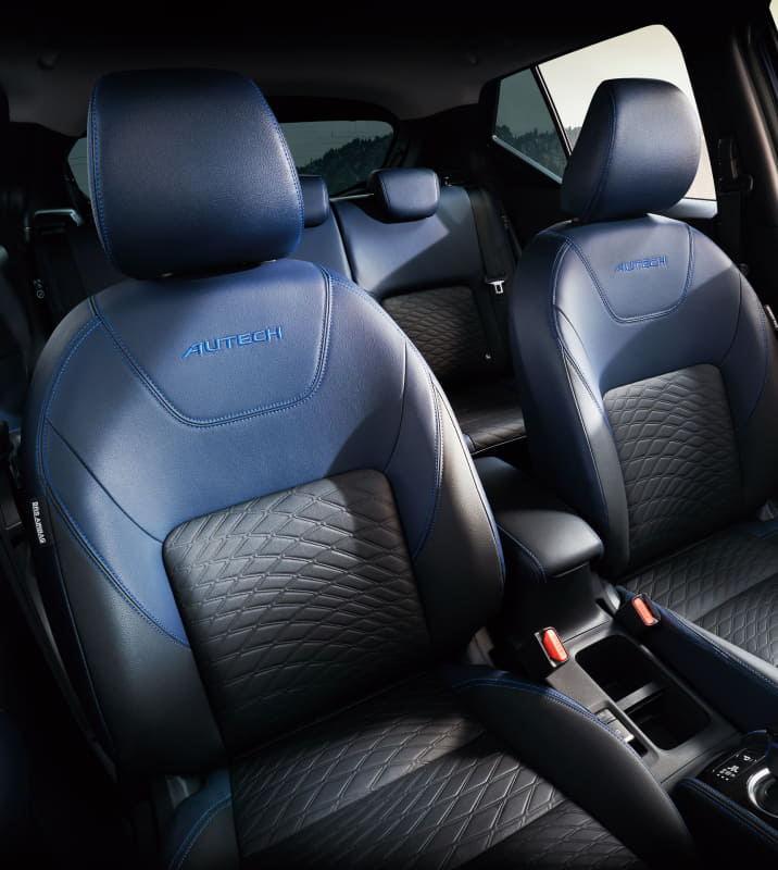 シート地には柔らかな手触りのレザレットを採用するとともに、海面の波の動きをモチーフにした模様が与えられる