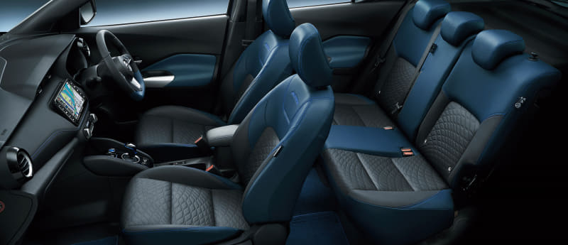 シート地には柔らかな手触りのレザレットを採用するとともに、海面の波の動きをモチーフにした模様が与えられる