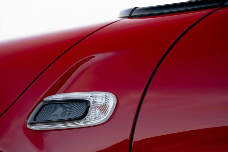 チリ・レッドのボディカラーに1964年に開催されたモンテカルロ・ラリーで優勝したクラシック・ミニと同じ「37」のゼッケンをあしらい、内外装にドライバーだったパディ・ホプカーク氏のサインが添えられている