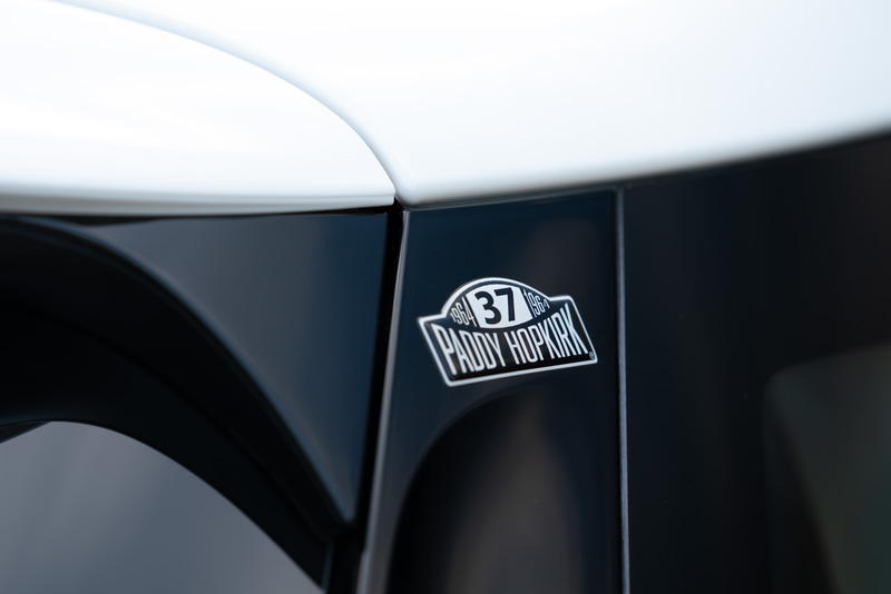 チリ・レッドのボディカラーに1964年に開催されたモンテカルロ・ラリーで優勝したクラシック・ミニと同じ「37」のゼッケンをあしらい、内外装にドライバーだったパディ・ホプカーク氏のサインが添えられている