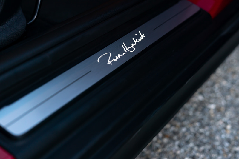 チリ・レッドのボディカラーに1964年に開催されたモンテカルロ・ラリーで優勝したクラシック・ミニと同じ「37」のゼッケンをあしらい、内外装にドライバーだったパディ・ホプカーク氏のサインが添えられている