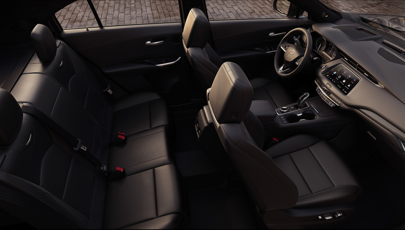 スポーティで洗練されたインテリア。リアシートのレッグルームはクラストップの広さを誇る