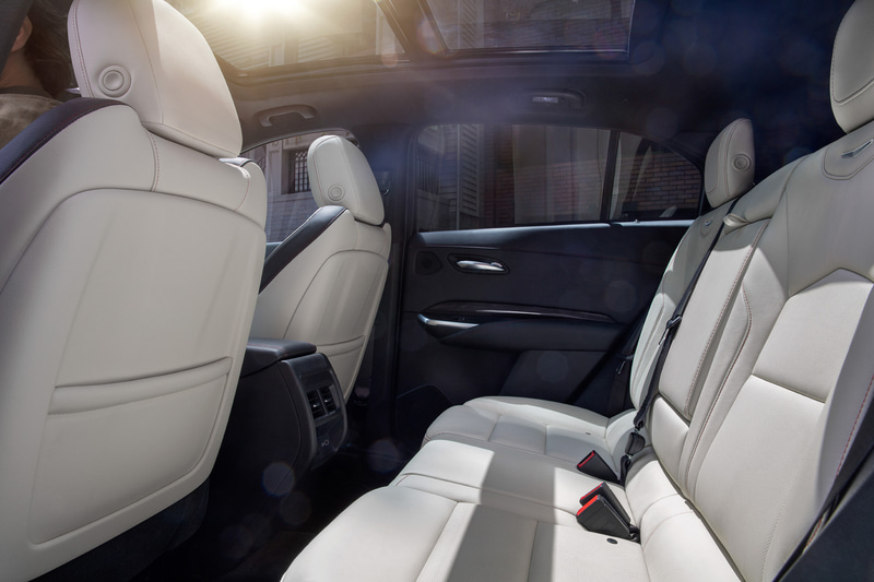 スポーティで洗練されたインテリア。リアシートのレッグルームはクラストップの広さを誇る