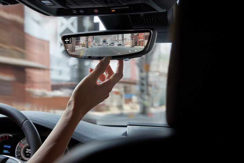 ワイドな後方視界が得られるリアカメラミラー