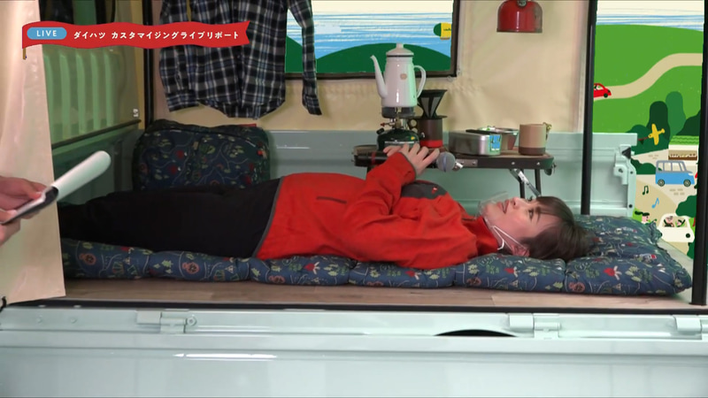 荷台は163cmだというアシスタントの女性が寝そべっても余裕のある広さ。ちょっとした工夫をプラスすると快適な“部屋”になりそうだ