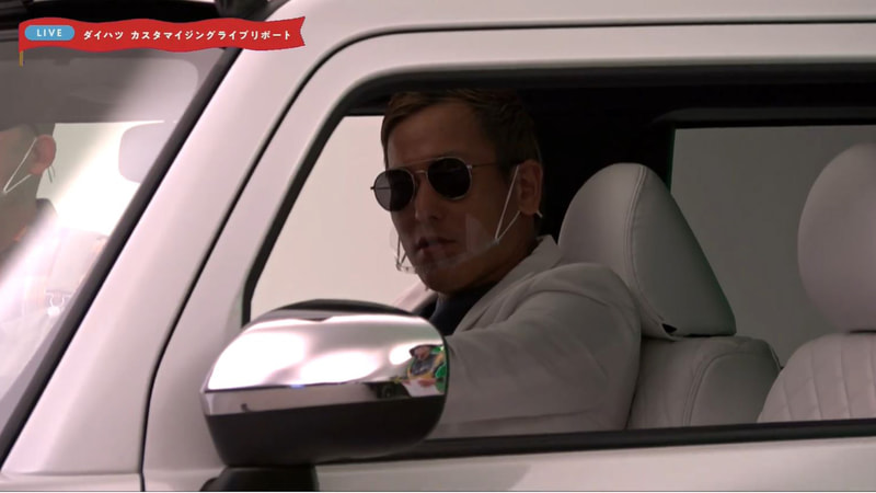 インテリアは白いシートカバーを装着