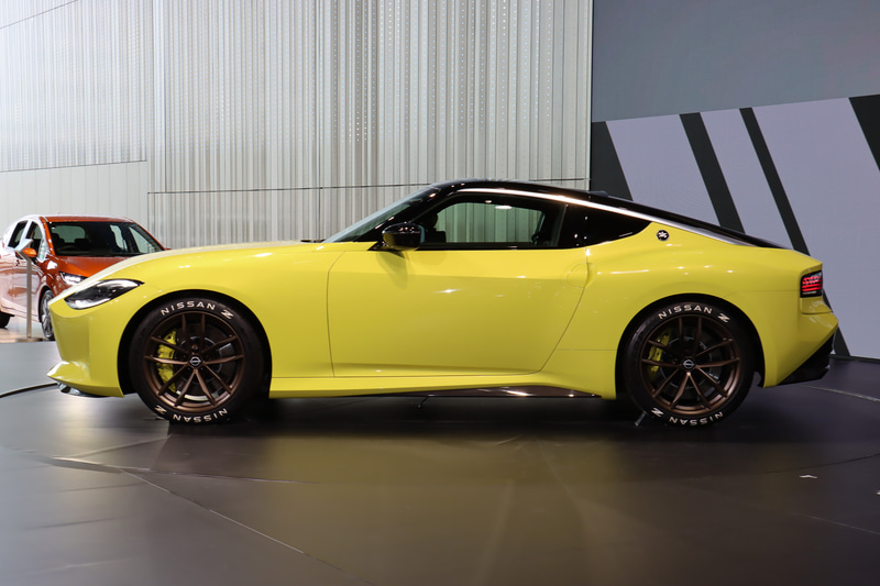 ボディカラーは光沢あるパール系のイエローを採用