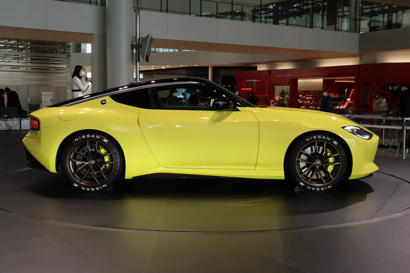 ボディカラーは光沢あるパール系のイエローを採用