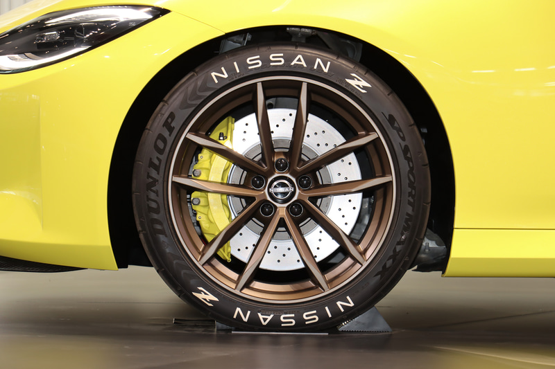 タイヤサイズはフロント255/40R19、リア285/35R19