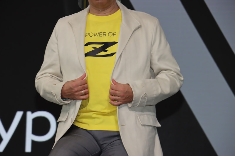 入江氏はフェアレディZ プロトタイプのボディカラーに合わせ、黄色いフェアレディZのロゴ入りTシャツを身につけてトークショーに臨んだ