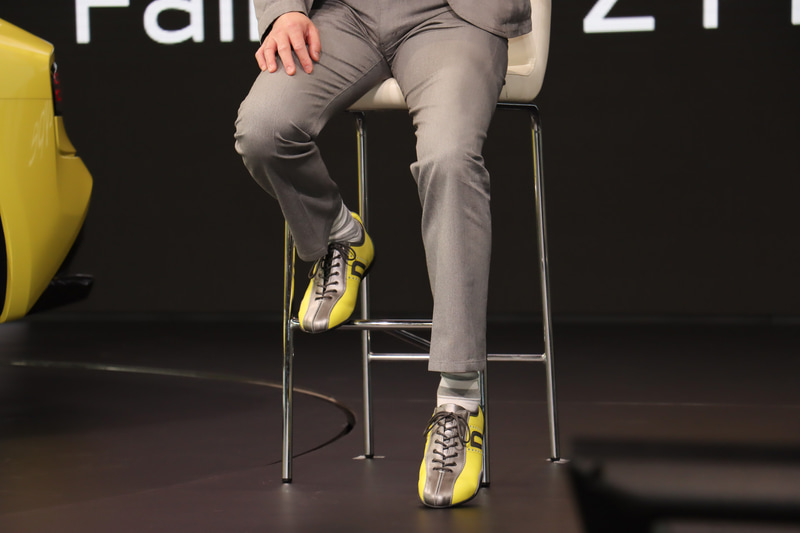 田村氏が履いているのは、国内ドライビングシューズメーカー・ネグローニの担当者からプレゼントされた、フェアレディZ プロトタイプをイメージして製作したドライビングシューズ