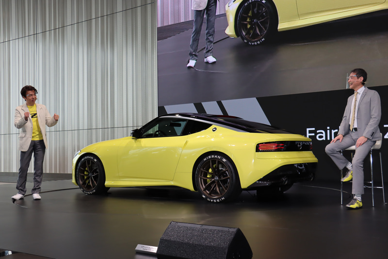 クルマのデザインにおけるリアビューの重要性について自説を語る田村氏。入江氏は「ここにいる人（田村氏）が一番厳しいんです！　デザイナーじゃないのにデザインスタジオにずっといるんですよ」と語り、デザインに対する田村氏のこだわりをアピールした