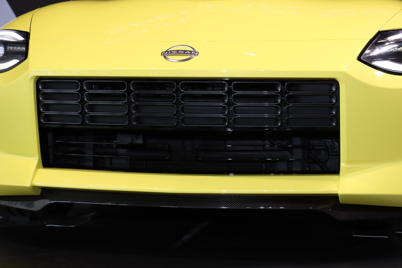 賛否両論になっているという大きくスクエアなフロントグリル。グリルパターンにはリアコンビネーションランプ同様のオーバル形状を採用する