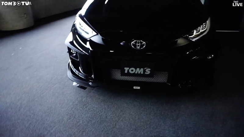 ヤリスWRCのフロントバンパーに付いているフィンをイメージした造形を取り入れている。また、エアダクトの数も増やしているという。これらも勝田選手からの要望とのことだ