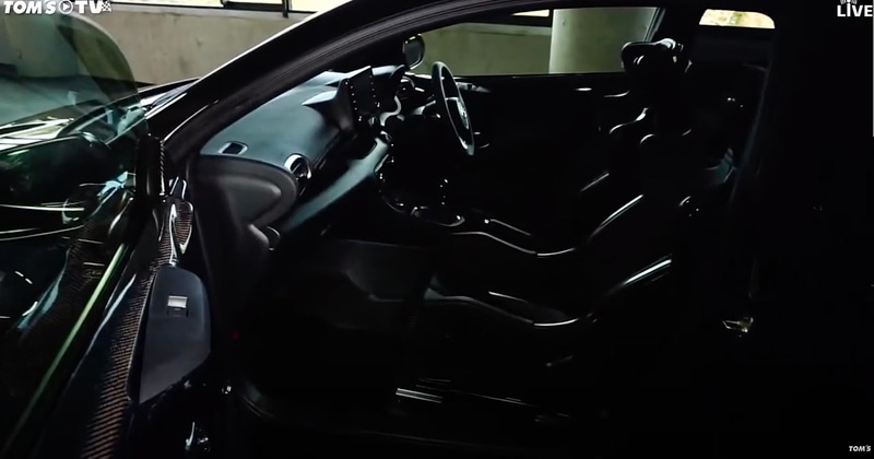 シートはレカロをチョイス。ドアの内張はラック製のカーボン仕様になっていた