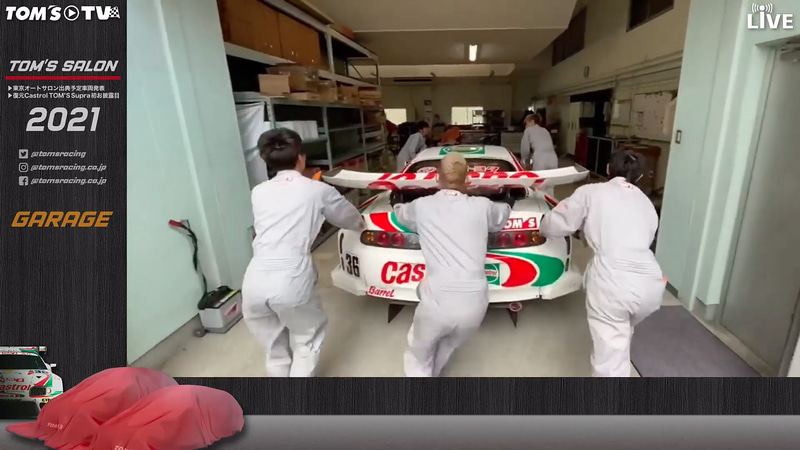 レストア作業中の風景。この頃のGT500マシンは市販車ベースなのでモノコックはカーボンではなく市販車のものを使っていた