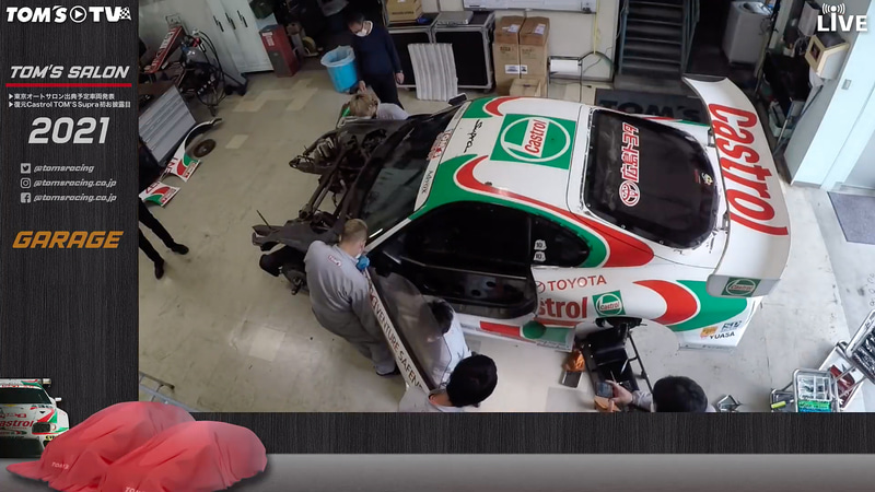 レストア作業中の風景。この頃のGT500マシンは市販車ベースなのでモノコックはカーボンではなく市販車のものを使っていた