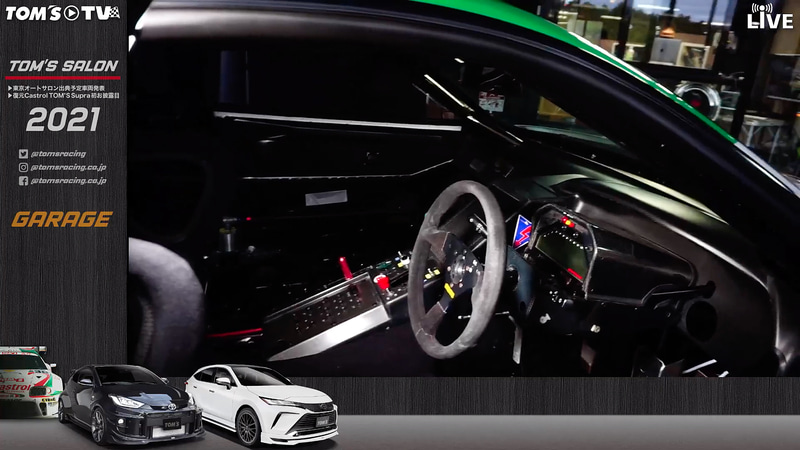 コクピット内はまだ作業途中。スイッチ類やメーター、ステアリングまわりが現代のGTマシンとはかなり違っていてシンプルだ