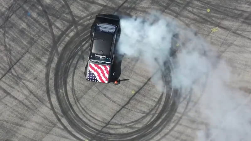 ドリフト走行だけでなく、数々のパフォーマンス映像を製作しているケン・ブロック選手は、ステイホーム中に自宅で薪割りをしている姿も公開している