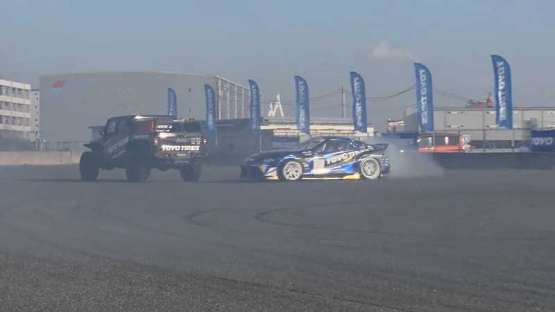 走行しているトラックのまわりをドリフトしながら旋回する技も披露