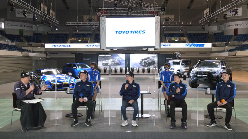 ドリフト侍監督が司会進行を担当してトークショーが行なわれた