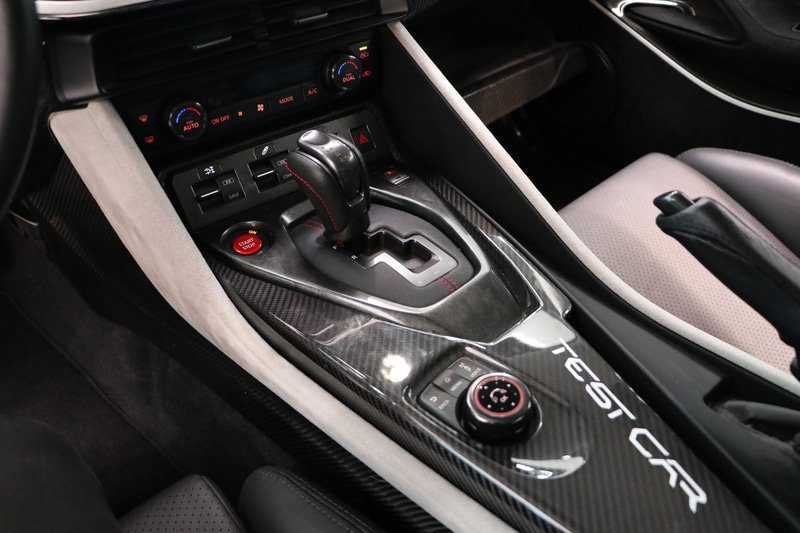 シフトゲートまわりも独自のカーボンパネルに