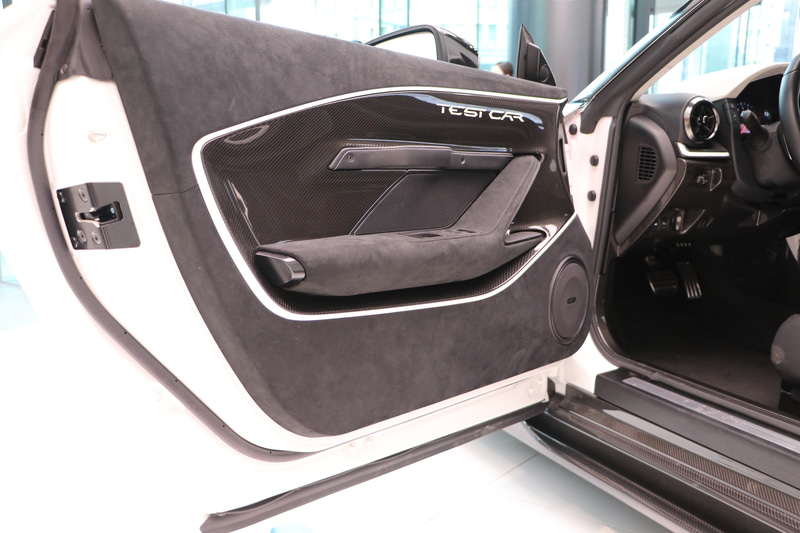 ドア自体もドライカーボン製となっている