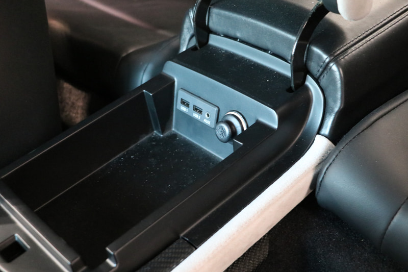 アームレストの小物入れにはシガーソケットとUSBポート、AUXポート