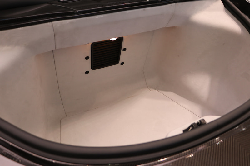 トランク内もアルカンターラを使用。形状は市販車とは大きく異なる