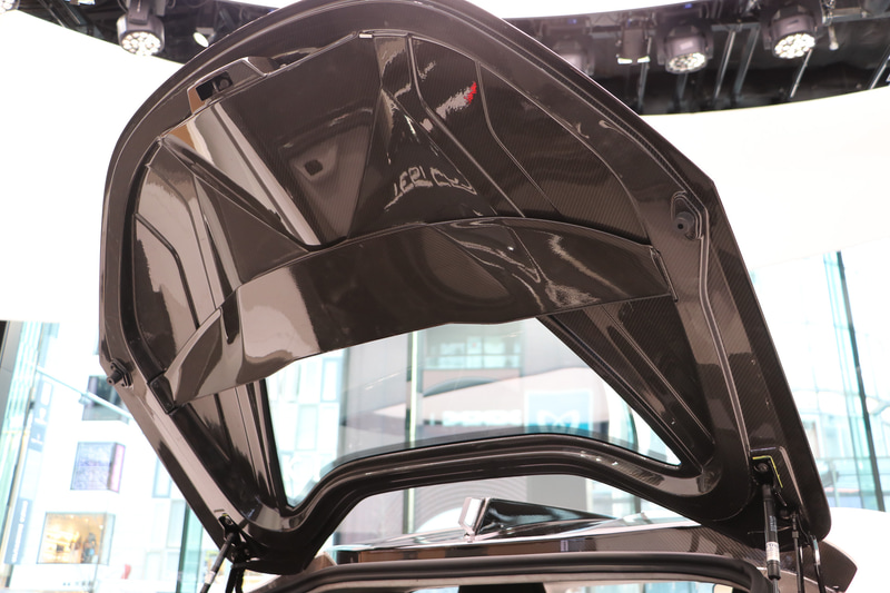 トランクゲートもドライカーボン製