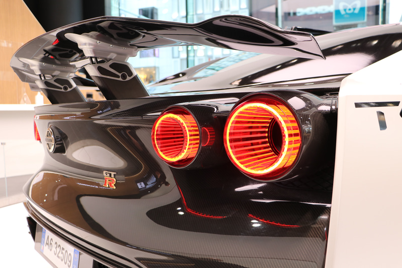 展示車両は油圧式可変ウイングを搭載するモデル