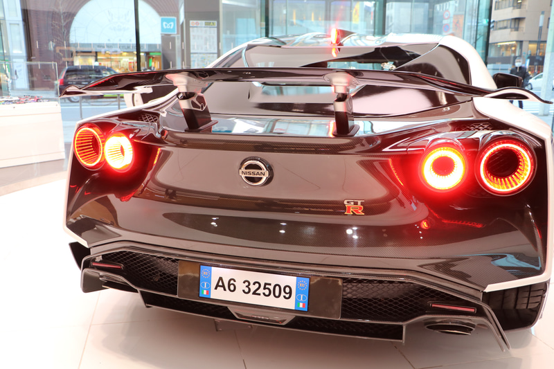 ブレーキ作動。バンパー下部左右にはリフレクター（反射板）を装備