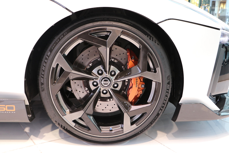 展示車両のタイヤはミシュラン「パイロット スポーツ 4S」（フロント：255/35R21、リア：285/30R21）、キャリパーはブレンボ製（フロント：6ピストン、リア：4ピストン）を装備。ホイールはOZレーシングのオリジナル。カーボンの部分は脱着できるカバーになっていて、カラーの変更オーダーも可能という