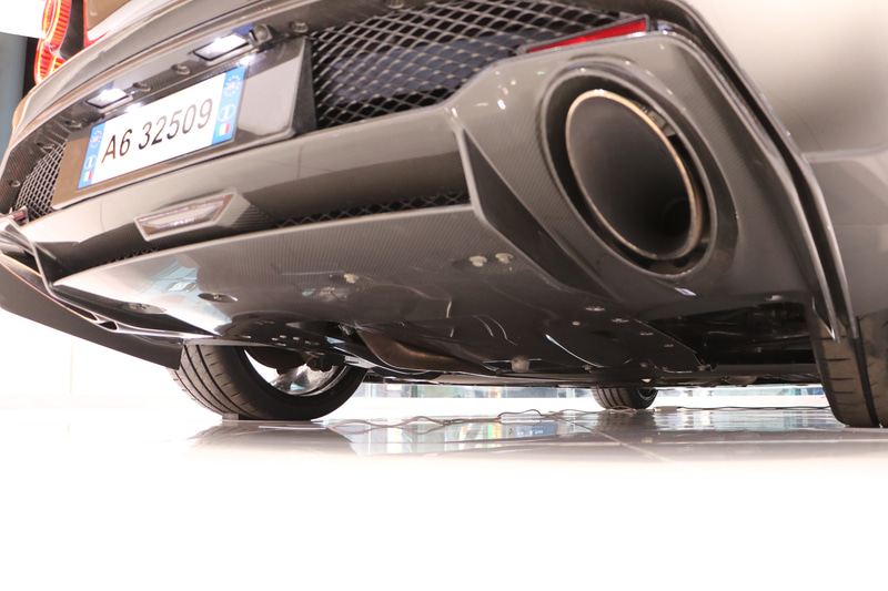 ボディ底面もドライカーボンパーツで極力フラットに仕上げられている