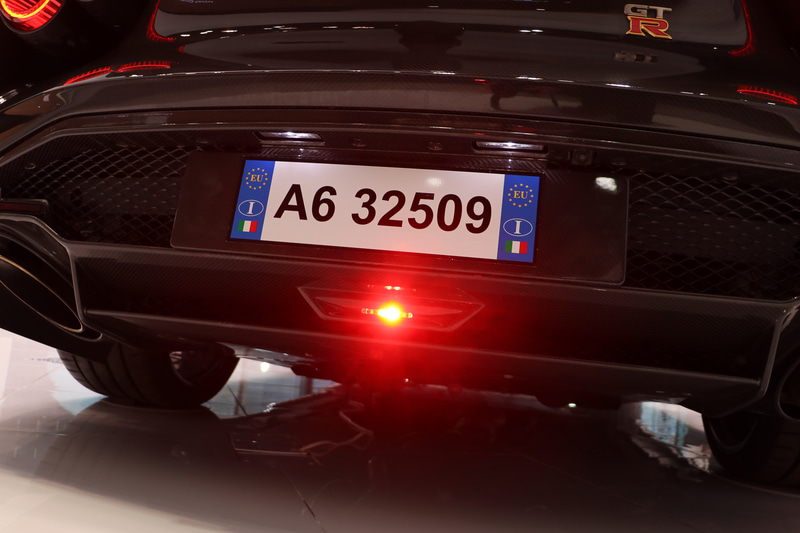 ナンバープレート下にはバックフォグを装備