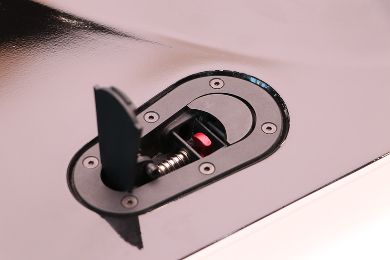 フロントウインドウ側はボンネットピンにより固定されている