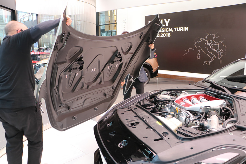 ボンネットは大人2名で簡単に運べる重さ