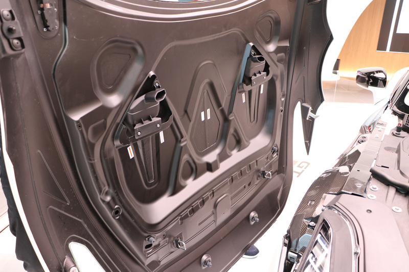 ボンネットもドライカーボン製で超軽量