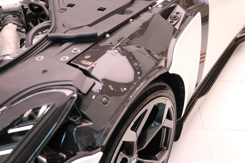 フロントフェンダーもドライカーボン製