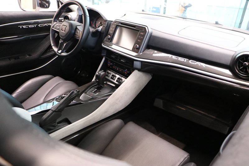 内装もドライカーボンとアルカンターラ