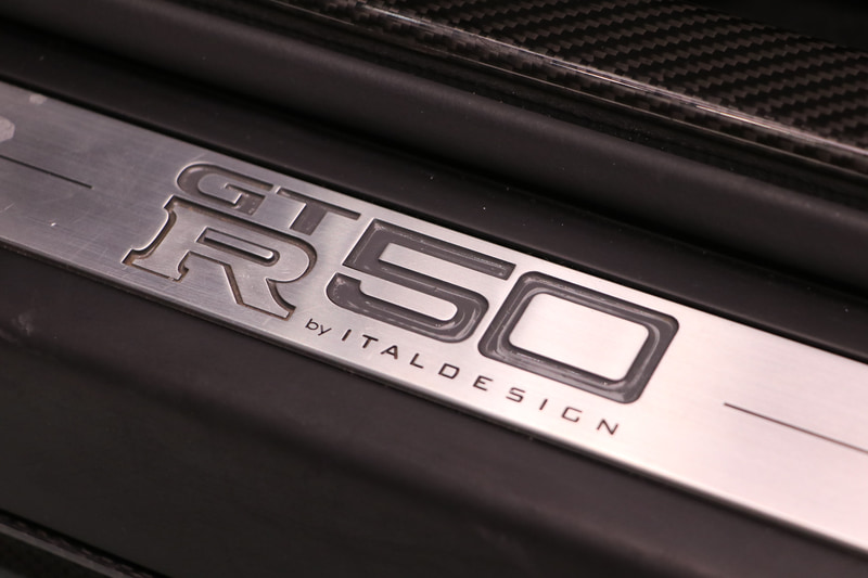 スカッフプレートにもロゴが刻まれる