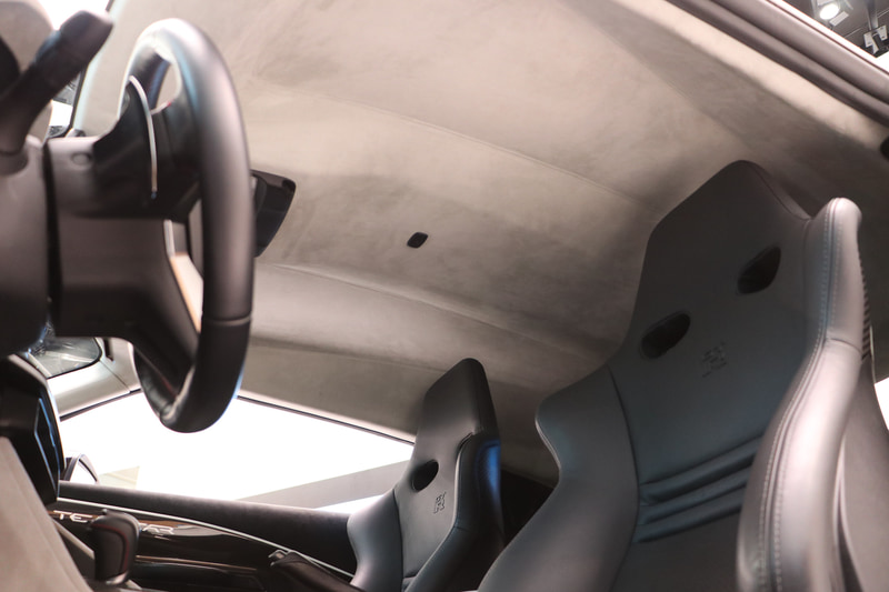 天井内張もアルカンターラを使用