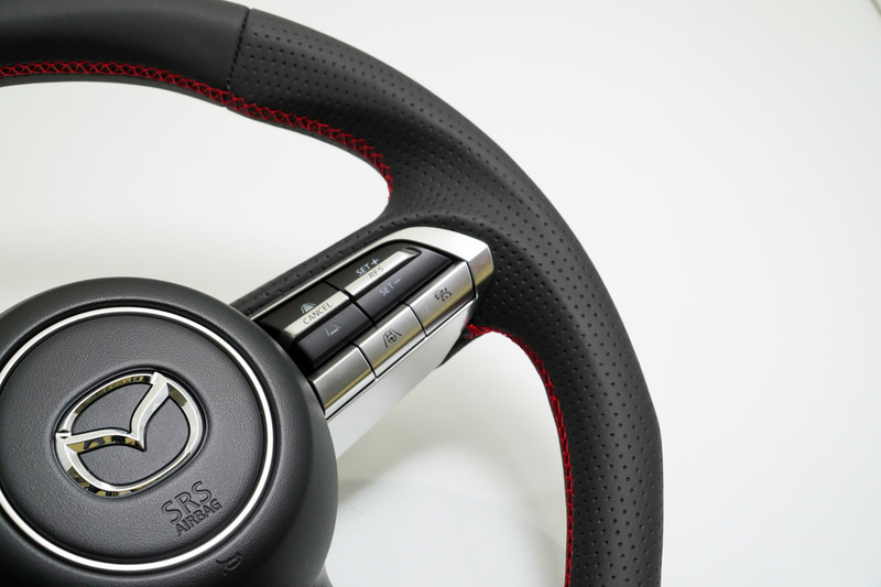 スポーティなレッドステッチ