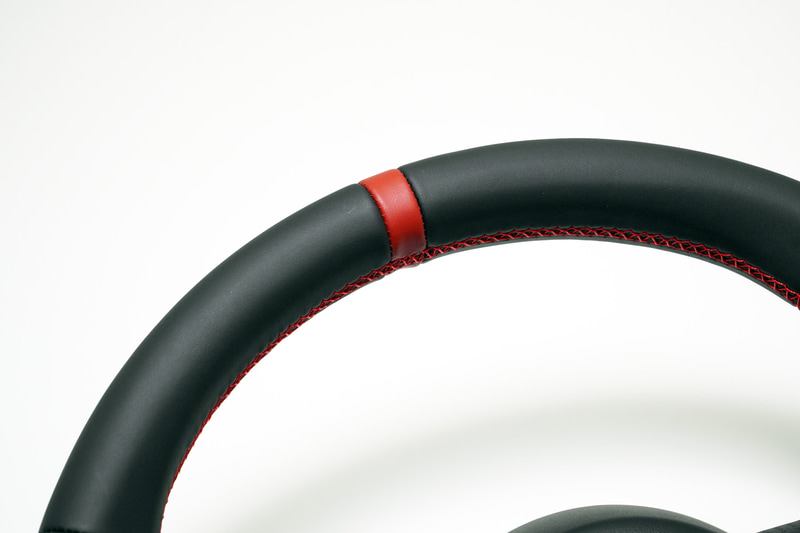 鮮やかなレッドカラーのセンターマーク