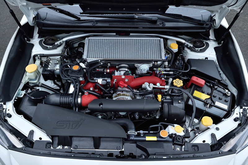 エンジンは水平対向4気筒 2.5リッターターボエンジン（EJ25型）で、最高出力341HP/6400rpm/最大トルク330lb-ft/3600rpmを誇る